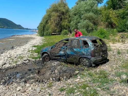 SVE JEDNOM IZAĐE NA VIDJELO: Nizak vodostaj Dunava otkrio 13 godina čuvanu tajnu (FOTO)