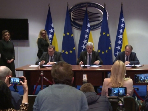 ČETIRI GODINE VLADAJUĆE KOALICIJE U BiH: SNSD, HDZ, Trojka - godine koje su ,,pojeli skakavci''