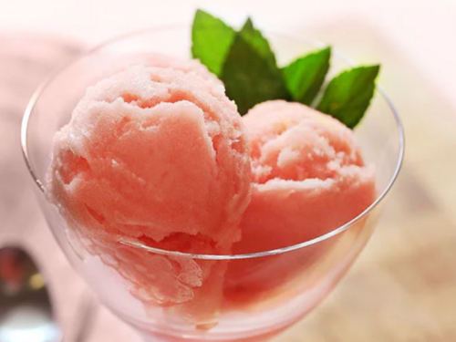 JEDNOSTAVNO, A UKUSNO: Donosimo vam recept kako od lubenice i jednog sastojka napraviti savršeni ljetni desert