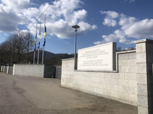 ZVONE ALARMI U DRŽAVI: Ima li Tužilaštvo u Bijeljini pravno uporište da 'češlja' poslovanje Memorijalnog centra u Potočarima