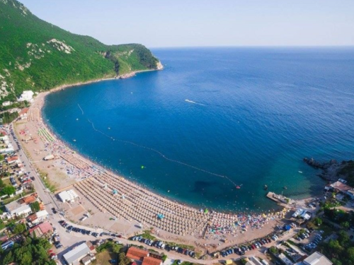 NOĆ U APARTMANU PO 35, A RUČAK ZA 5 EURA: Ovo ljetovalište na Jadranu postalo hit