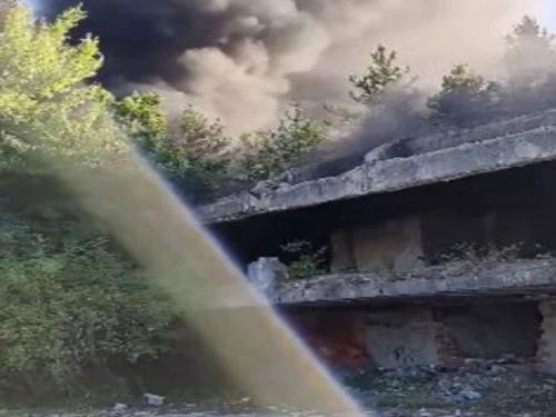 GORI TITOVA VILA U BUGOJNU: Veliki oblak dima širi se iznad objekt