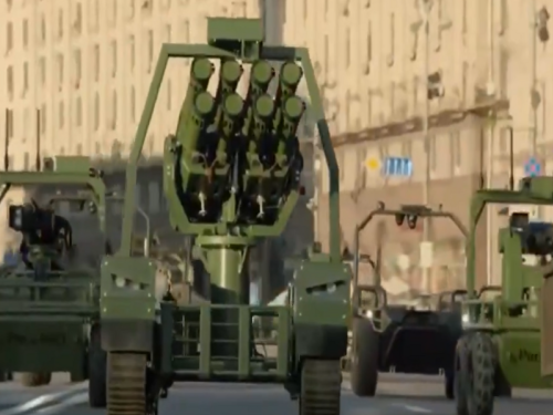 HISTORIJSKI TRENUTAK U KIJEVU: Ukrajina umjesto vojske na ulice izvela armiju robota (VIDEO)