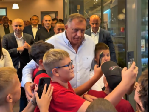 VIRALNI SNIMAK IZ DOBOJA PODIGAO PRAŠINU: Umjesto rukometaša, dječaci u Doboju 'spontano' opkolili Dodika za selfie