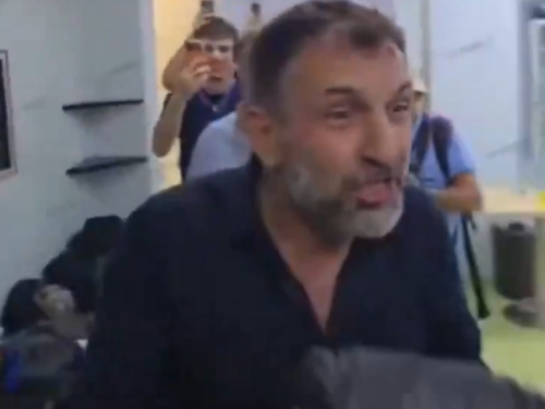 HAOS U SVLAČIONICI: Predsjednik Dinama iz kese za smeće istresao gutu novčanica (VIDEO)
