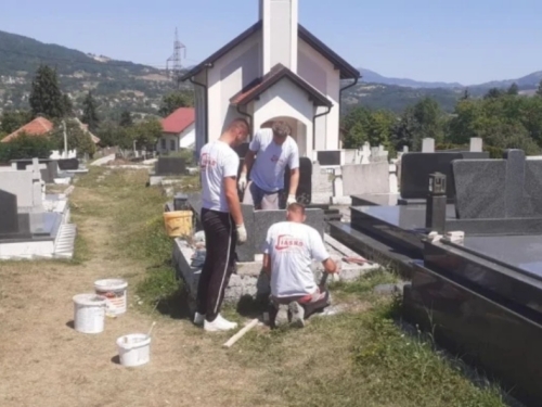 DAN NAKON SKRNAVLJENJA GROBLJA: Jasmin obnovio oštećene katoličke spomenike kod Travnika (FOTO)