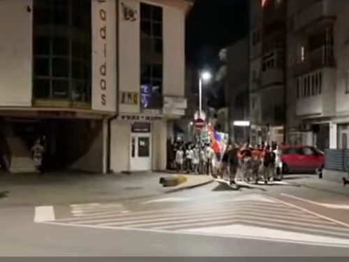 JEZIVE SCENE U ZVORNIKU: Mladi pred očima policije marširali pokraj džamije i skandirali zločincu Ratku Mladiću...