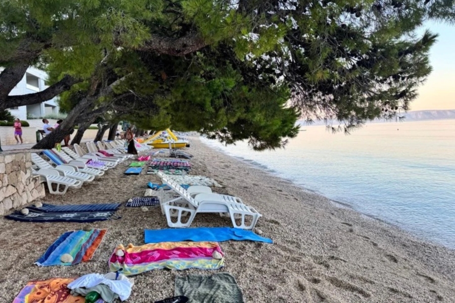 NIJEMAC NA PLAŽI U TUČEPIMA U 6:30 SATI: 'Praznim ležaljkama zauzeli su sav hlad'