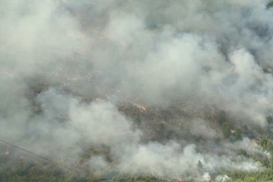 DRAMATIČNO NA JUGU BOSNE I HERCEGOVINE: Vatrogasci se bore s požarom, brane kuće i magsitalnu cestu...