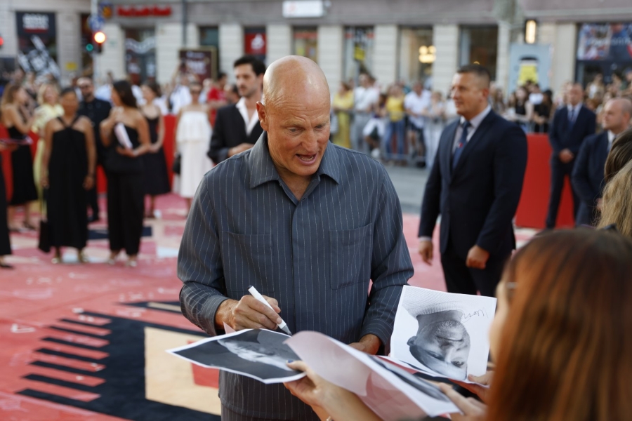 KAKVA SCENA U SARAJEVU: Woody Harrelson zapjevao hit Mate Miše Kovača s Navojcem i Višnjićem! (VIDEO)