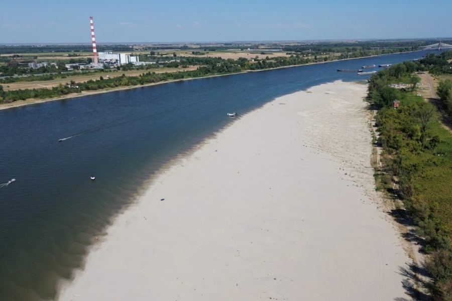 ŠOKANTNE SCENE IZ SUSJEDSTVA, EVO ŠTA JE OSTALO OD DUNAVA: Voda se skroz povlači, ovako nešto nikada nije viđeno