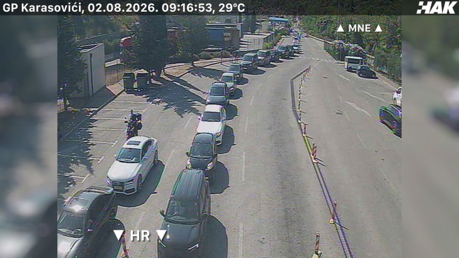 KOLAPS KOJI SE NE PAMTI: Kolona do granice duga 20 kilometara, aktiviran Stožer civilne zaštite, mještani putnicima donose vodu (VIDEO)
