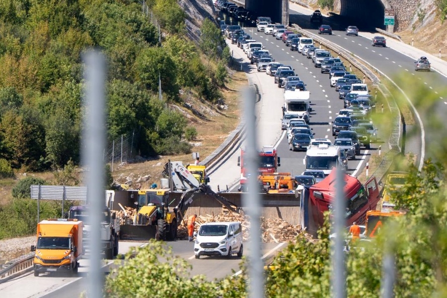 KOLAPS U SUSJEDSTVU ZBOG SAOBRAĆAJNE NESREĆE: Prevrnuti kamion napravio haos, kolona duge 30 kilometara (FOTO)