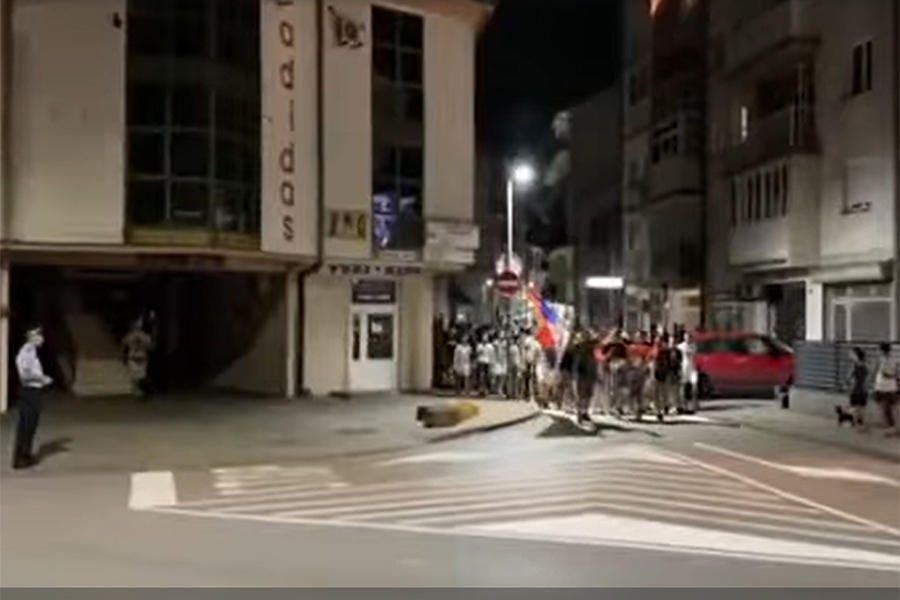 JEZIVE SCENE U ZVORNIKU: Mladi pred očima policije marširali pokraj džamije  i skandirali zločincu Ratku Mladiću... | Slobodna Bosna