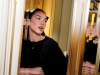 DUA LIPA KAKVU RIJETKO VIĐAMO: Zaplesala na svadbi sa čašom na glavi (VIDEO)