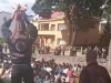 SKRNAVLJENJE VJERSKOG OBREDA: Motociklisti opkolili džamiju, donijeli i svinjsku glavu (VIDEO)