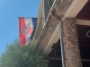 ČEMU OVO: Žena kamenjem gađala hrvatsku zastavu, policija je uhapsila; Slavila svaki put kad bi je pogodila!