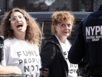 LEGENDARNA GLUMICA SUSAN SARANDON PRIVEDENA KOD SJEDIŠTA UN-a: Protest protiv Netanyahua prerastao u veliki politički događaj (FOTO)