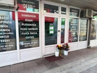 SARAJEVO SE OPRAŠTA OD MAJKE I KĆERKE KOJE SU PREMINULE NA LJETOVANJU U CRNOJ GORI: Građani ostavljaju cvijeće ispred njihove buregdžinice