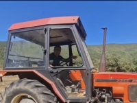 BH. POLITIČAR - POLJOPRIVREDNIK POČEO KAMPANJU NA TRAKTORU: Pokazao svoju imovinu pa oštro kritikovao kolege iz svog kantona (VIDEO)