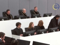 INCIDENTI U HAAGU POSLIJE IZRICANJA PRESUDE HAŠIMU TAČIJU: Okupljeni skakali po policijskom vozilu (VIDEO)
