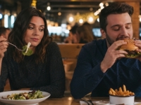 ZAŠTO ŽENE U FILMOVIMA JEDU SALATU, A MUŠKARCI BURGER: Priča je veća nego što mislite