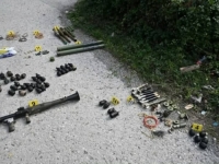 ZENIČKA POLICIJA IZVELA VELIKU AKCIJU: Iz vozila izbacio bombe i rakete, pronađen arsenal oružja (FOTO)