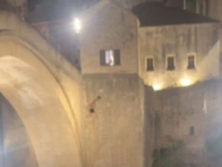 MLADIĆ SKOČIO SA STAROG MOSTA, UPUĆEN APEL: 'Ovo je moglo završiti sasvim drugačije' (VIDEO)