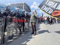 TENZIJE NA KOSOVU NAKON PRESUDE: Demonstranti kamenovali zgradu EULEX-a, bio blokiran ulaz u Prištinu