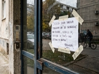 STANARI IH VIŠE NISU MOGLI TRPITI: Komšijama ostavili urnebesnu poruku zbog šetanja bez gaća