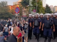 HAOS U TIRANI ZBOG INVESTICIJE TRUMPOVOG ZETA: Demonstranti probili policijski kordon, uzvikivali 'Uhapsite Ramu!'