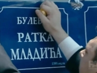 PODRŠKA ZLOČINCU MLADIĆU U NOVOM SADU: Osvanule table kakve je lijepio i Vučić