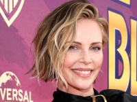 CHARLIZE THERON ODUŠEVILA NA CRVENOM TEPIHU: Slavna glumica pokazala kako mala crna haljina može izgledati potpuno drugačije (FOTO)