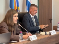 SVI DETALJI SJEDNICE U BIJELJINI:  Baćevac spominjao AI, neki odbornici cvijet Srebrenice, vjeronauku...