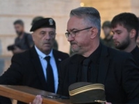 MRAČNE SCENE IZ SRBIJE: Stotine građana u redovima ispred crkve oprašta se od monstruma iz Kalinovika, sin zločinca Mladića donio očevu šapku...