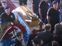 MORBIDNE SNIMKE IZ BEOGRADA: Gomile ljube lijes ratnog zločinca Ratka Mladića...