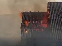 DRAMATIČNI PRIZORI U BiH: Požar progutao kuću, vatra stigla do... (VIDEO)