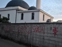 VELIČANJE RATNOG ZLOČINCA U BANJOJ LUCI: Zid Gazanfer-begove džamije oskrnavljen porukom 'Ratko heroj'