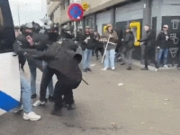 DESNIČARSKI SKUP U HAAGU PRERASTAO U NASILJE, DEMONSTRANTI UZVIKIVALI HITLERU: Ministar samo poručio - 'Odvratno' (VIDEO)