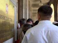 LAŽU MAŠTOVITO, INVENTIVNO, STVARALAČKI: Skandalozne tvrdnje o genocidu u Srebrenici na komemoraciji ratnom zločincu Mladiću (VIDEO)