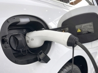 ŠOK I NEVJERICA: Punio električni automobil, a kada je stigao račun – uhvatio se za glavu...