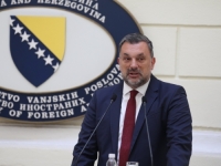 KONAKOVIĆ ALARMIRAO I AMERIKU: Šef bh. diplomatije poslao oštro pismo Washingtonu zbog državne sahrane zločinca Ratka Mladića i zatražio sankcije za Srbiju