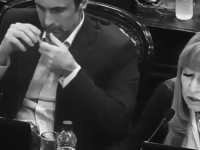 SNIMAK IZ ARGENTINSKOG PARLAMENTA ZAPALIO MREŽE: Zastupnika optužili da je šmrkao kokain (VIDEO)