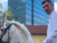 DOŠAO NA KONJU PRED VLADU RS-a: Političar zbog skupog goriva poslao brutalnu poruku vlastima (VIDEO)