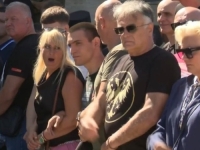 GLUMAC BRANISLAV LEČIĆ DOŠAO ODATI POČAST RATKU MLADIĆU: Majica s dvoglavim orlom privukla posebnu pažnju