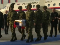 PRVI SNIMCI IZ BEOGRADA: Ratnog zločinca Ratka Mladića dočekala dva saborca, unuka i ministar, policijska opsada grada... (VIDEO)