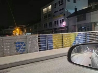 PONOVO SE VIJORE LJILJANI: Građani ekspresno vratili zastave na most nakon sramotnog napada nepoznatih osoba
