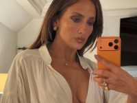 JENNIFER LOPEZ IGNORIRA MODNA PRAVILA: U potpuno bijelom izdanju pokazala duboki dekolte i luksuzne detalje (FOTO)