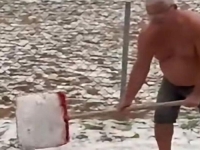 NESTVARAN SNIMAK IZ BH. GRADA: Ljudi lopatama čiste i sklanjaju snijeg (VIDEO)