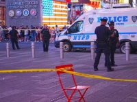 DRAMA U CENTRU NEW YORKA: Pomahnitala žena s dva kuhinjska noža nasumično napada prolaznike, ni elektrošoker je nije mogao zaustaviti